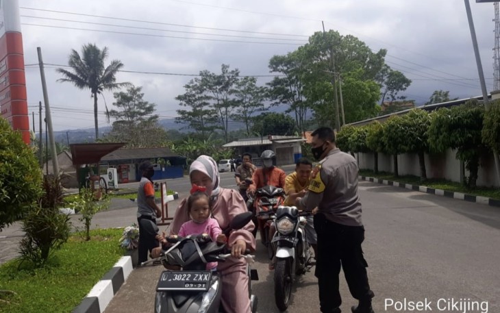 Operasi Yustisi Polsek Cikijing Bagikan Masker Gratis