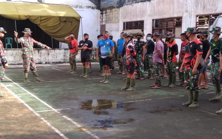 Dan SSK TMMD Lettu INF Jullen Tonny Kasiaheng saat pimpin apel pagi