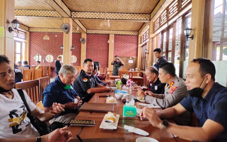 Pererat Silaturahmi, Kapolres Majalengka Ajak Media Pokja Polres Majalengka Makan Siang Bersama