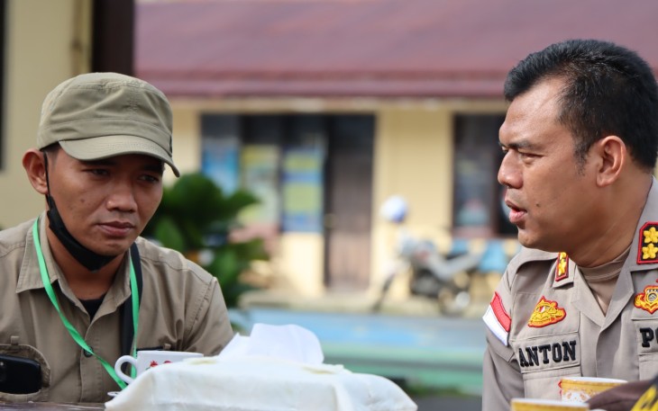 Ketua SMSI Bengkulu Utara Ismail Yugo (Kiri) saat bersama Kapolres Bengkulu Utara Anton Setyo Hartanto (kanan).