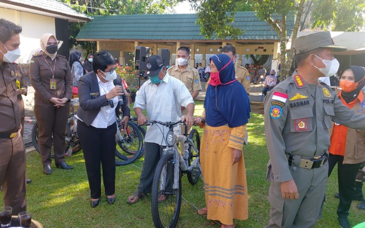 Kejari Bengkulu Utara saat memberikan doorprize Sepeda Kepada Warga