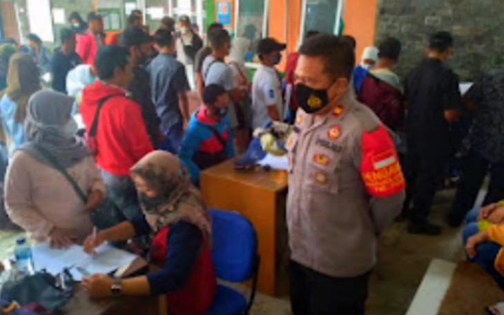 Kapolsek Cisompet IPTU Hilman Nugraha SH saat memantau jalannya vaksinasi