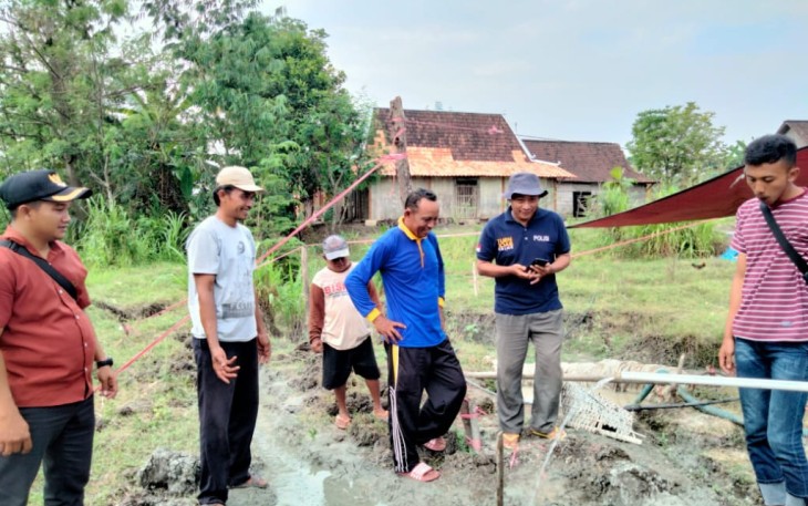 Tim Sedekah Air SMA N 1 Blora dan warga Dukuh Alasmalang saat mengebor tanah untuk temukan sumber mata air