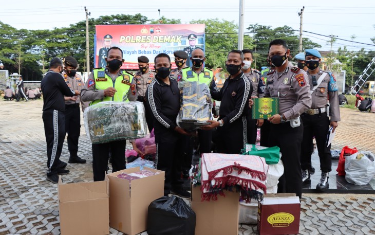  Polres Demak mengirimkan bantuan kemanusiaan untuk korban erupsi Gunung Semeru di Kabupaten Lumajang Jawa Timur, Selasa (14/12/2021).