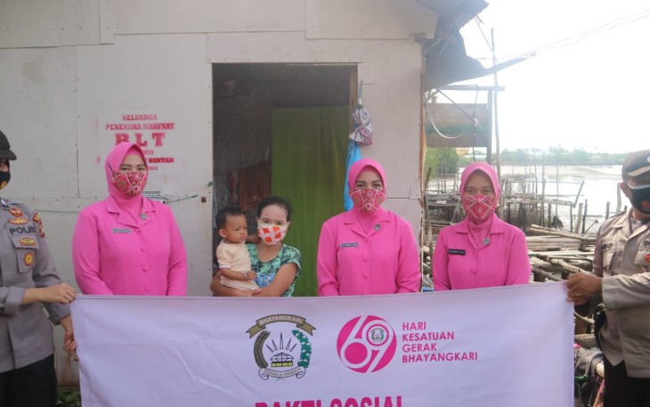 Ketua Bhayangkari Cabang Bintan Ny. Nunun Tidar melakukan Bakti Sosial berupa memberikan paket sembako kepada masyarakat Desa Kuala Sempang dan masyarakat Desa Busung, Jumat (26/8/2021).