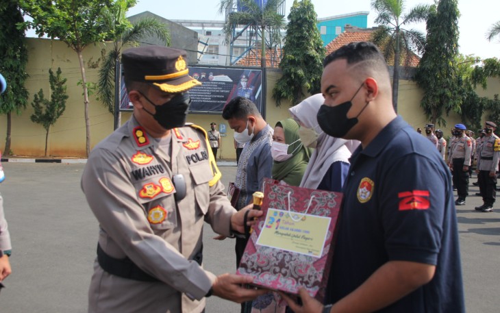 Kapolres Kota Pekalongan serahkan bantuan dari Alumni Akabri Angkatan 90 untuk keluarga Anggota Polres Kota Pekalongan yang meninggal akibat terpapar Covid 19