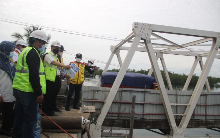 Gubernur Bengkulu Rohidin Mersyah didampingi Kepala Balai Pelaksanaan Jalan Nasional (BPJN) Bengkulu Ditjen Bina Marga M Diantoro Murod serta jajaran Dinas PU Provinsi Bengkulu, tinjau progres Pembangunan Duplikasi Jembatan Pulau Baai II Tahun 2021, Rabu (25/08).