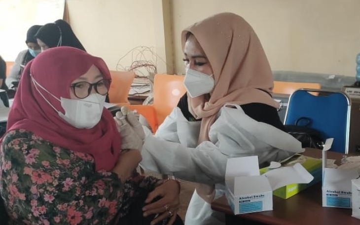 Salah satu warga saat divaksin