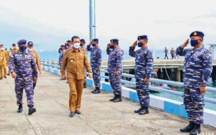 Gubernur prov Kepri Tinjau Pos TNI AL di Pulau Nipa Bersama Danrem 033/WP