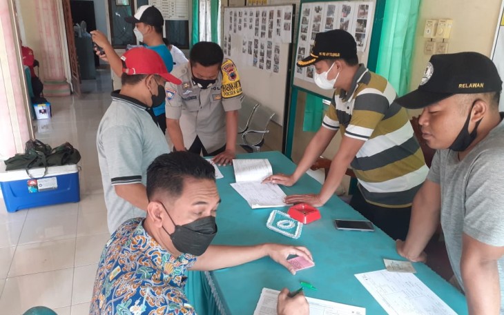 Bhabinkamtibmas Desa Mojo Polsek Gemuh melaksanakan sambang desa serta pemantauan donor darah dari GP Ansor Desa Mojo