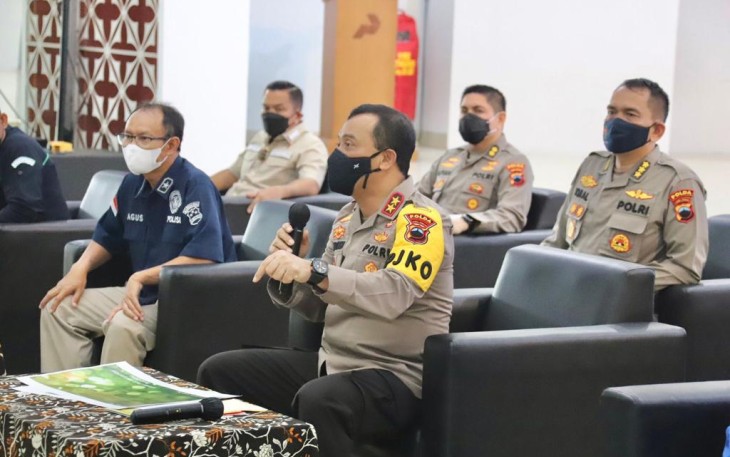 Kapolda Jateng tengah berikan paparan kronologi kejadian kebakaran di kilang minyak Cilacap