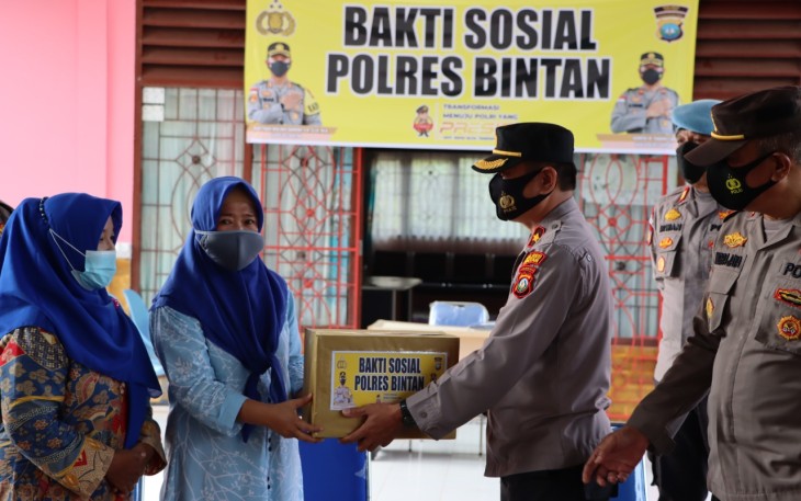 Panti Jompo Yayasan Rumah Bahagia Saat Menerima Bantuan Berupa Sembako Dari Polres BIntan