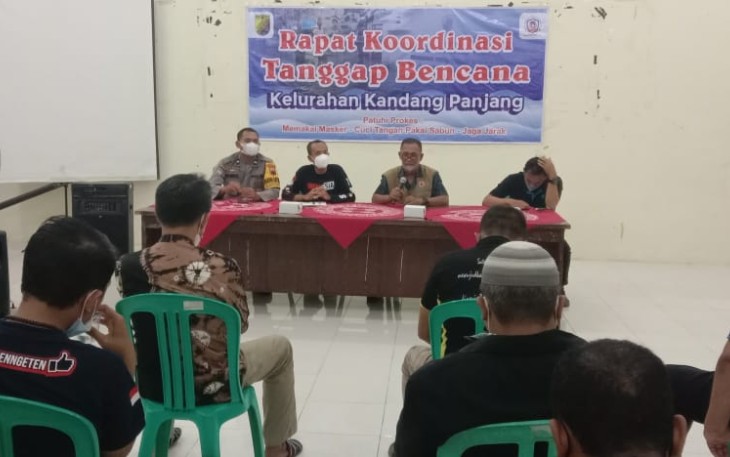 Kapolsek Pekalongan Utara(kiri) hadiri rapat koordinasi antisipasi bencana banjir di Aula Kelurahan Kandang Panjang, Minggu 31/10/2021