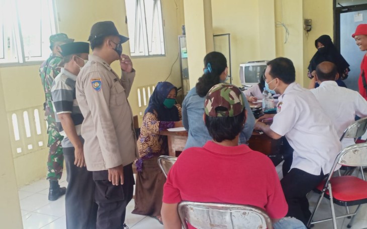 Anggota Polsek Gemuh laksanakan monitoring vaksinasi di Desa Johorejo