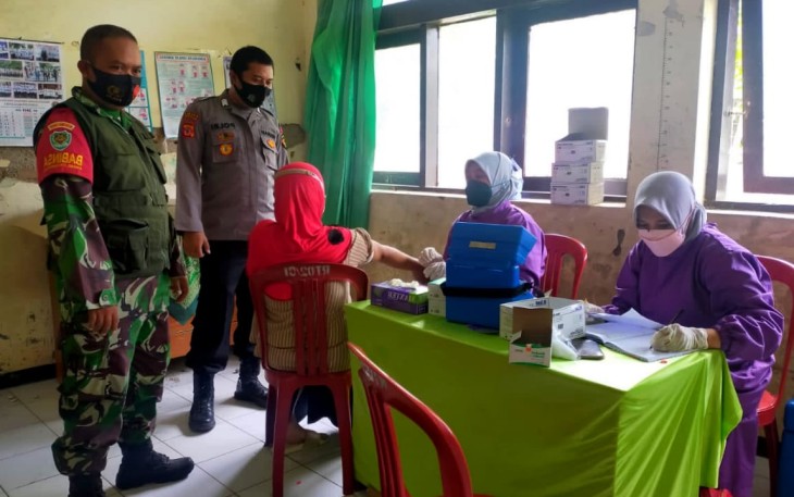 Kapolsek Sumber Jaya - Polres Majalengka, Bersama Koramil MONITORING Giat Vaksinasi.