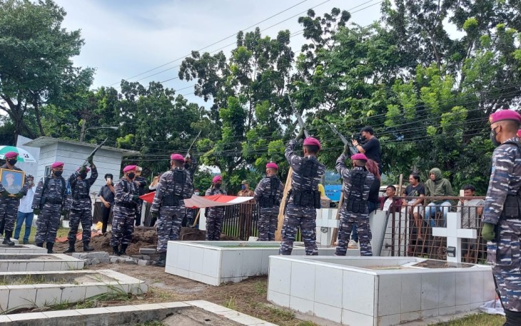 Prajurit Yonmarhanlan VIII Bitung Laksanakan Pemakaman Secara Militer Salah Satu Prajurit Terbaik Korps Marinir