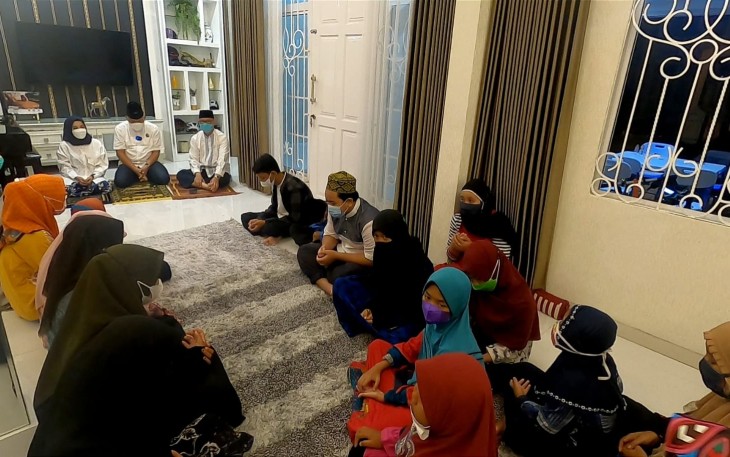 Legislator Demokrat Jatim Agung Mulyono menggelar doa bersama dengan melibatkan puluhan anak yatim piatu di Surabaya