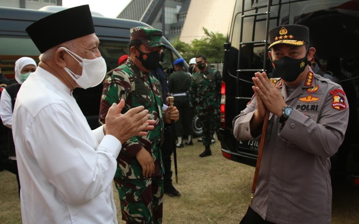 Panglima TNI Marsekal Dr Hadi Tjahjanto SIP bersama Kapolri Jenderal Polisi Drs Listyo Sigit Prabowo MSi Meninjau Vaksinasi di Pondok Pesantren