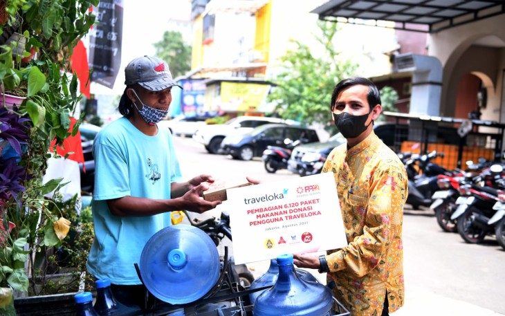 Traveloka Dan PPPA Daarul Qur'an Bagikan Paket Makanan untuk Buruh Dan Masyarakat