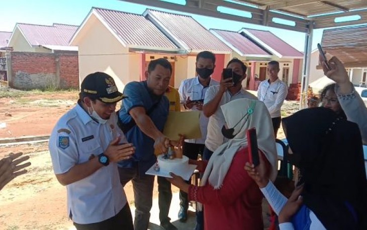 Wakil Walikota Bengkulu Dedy Wahyudy Saat Menerima Kejutan Kue Ulang Tahun Dari Ibu-ibu