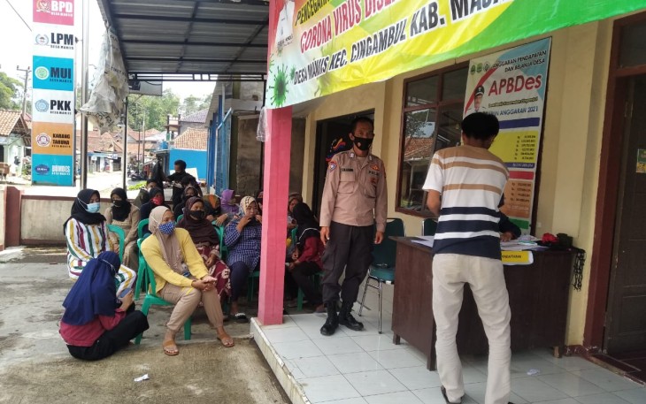 Kapolsek Cingambul - Polres Majalengka, Melalui Kanit Binmas  Monitoring Gebyar Vaksinasi Covid-19 Tahap I dan II di Desa Maniis