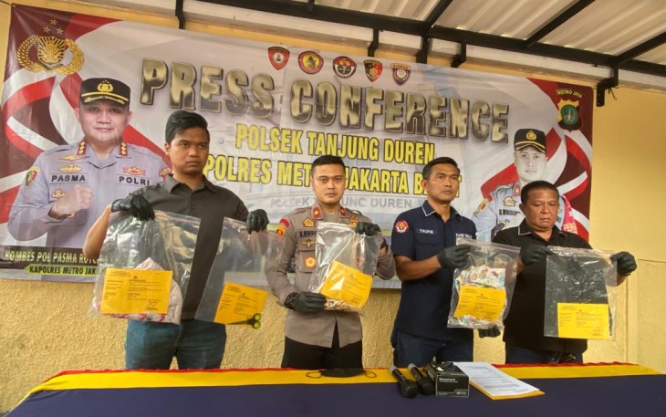 Kapolsek Tanjung Duren Polres Metro Jakarta Barat Kompol Muharam Wibisono saat konferensi pers, Jumat (9/9/2022). 