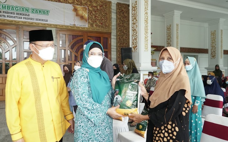 TP PKK, BAZNAS dan Darma Wanita Persatuan Provinsi Bengkulu Salurkan Zakat
