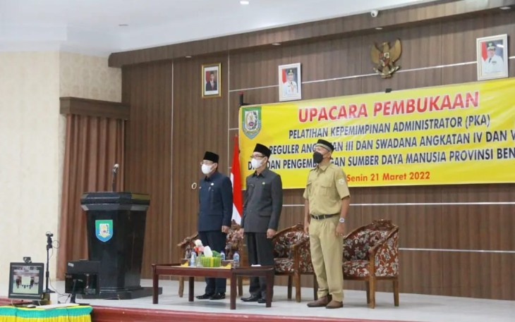 Asisten III Setda Provinsi Bengkulu Gotri Suyanto (tengah) dalam pembukaan Pelatihan Kepemimpinan Administrator Reguler Angkatan III, Swadana Angkatan IV dan V Tahun 2022, Senin (21/3/2022).