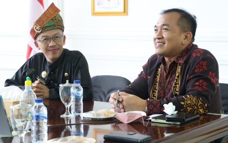 Kepala Dinas Kominfo Kepri Hasan, S.Sos (kiri) saat rapat di ruang rapat Diskominfo Kepri, di gedung B.2 Lantau 3, Dompak, Tanjungpinang, Jumat (9/9).