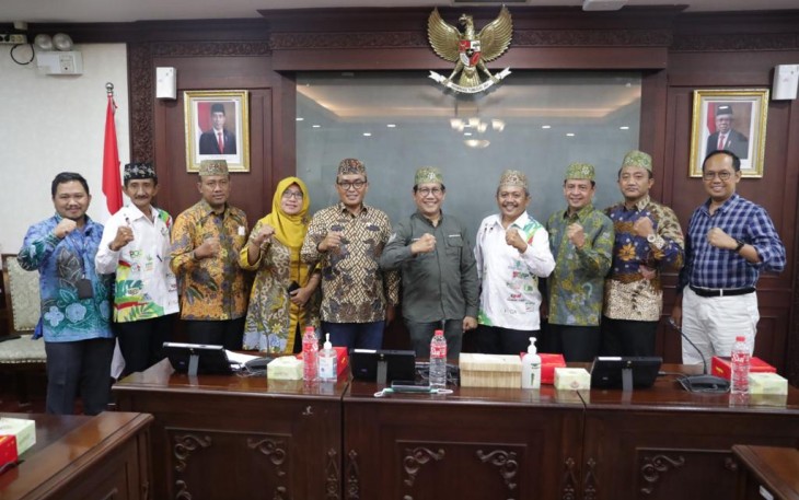 Menteri Desa, Pembangunan Daerah Tertinggal dan Transmigrasi (Mendes PDTT) Abdul Halim Iskandar menerima kunjungan Bupati Pamekasan Badrut Tamam bersama Puluhan Kepala Desa se-Pamekasan di Executive Room, Jumat (2/12/2022). Foto: Angga Dwi / Humas Kemendes