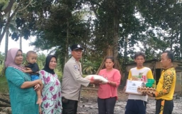 Polisi saat Bantu Warga Korban Kebakaran di Lubuk Pinang