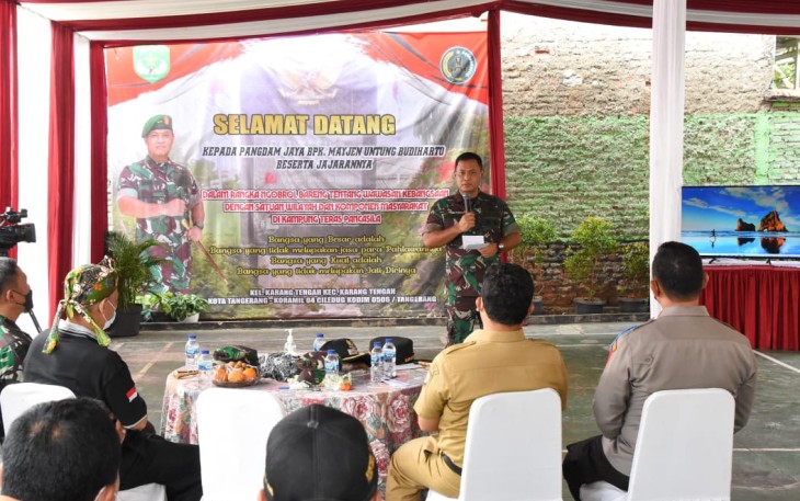 Pangdam Jaya Mayjen TNI Untung Budiharto saat mengunjungi Kampung Pancasila