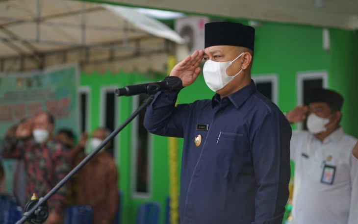 Bupati Lingga, Muhammad Nizar mejadi pembina upacara pada Peringatan Hari Amal Bhakti (HAB) ke-76 Kementerian Agama RI