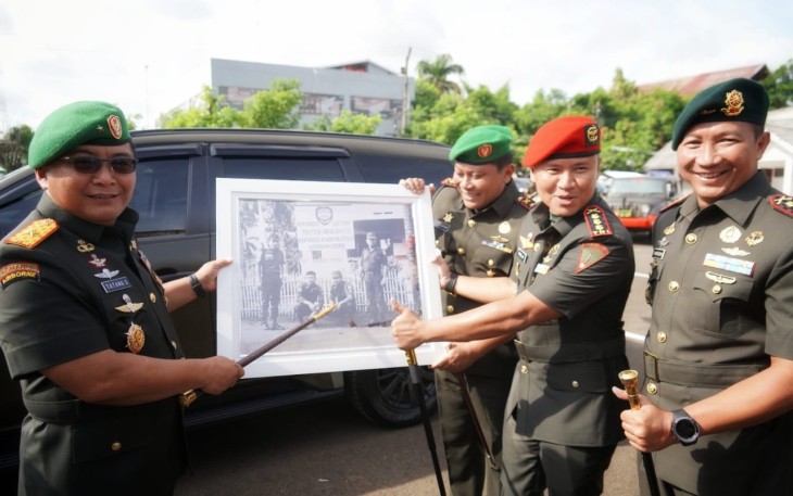 Danrem 064/MY Brigjen TNI Tatang Subarna menerima surprise 