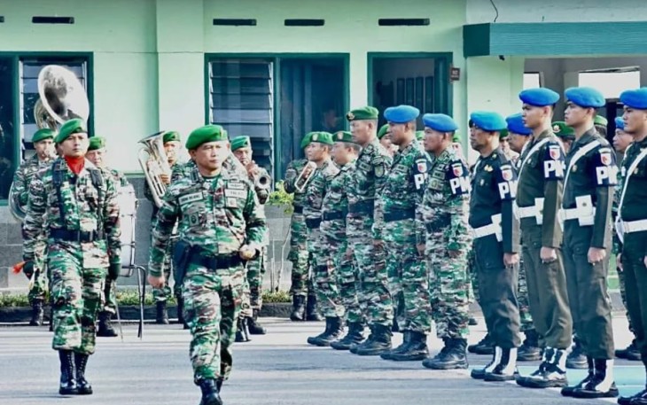 Danrem 081/DSJ Kolonel Inf Deni Rejeki saat inspeksi pasukan dalam upacara peringatan Hari Juang TNI AD 