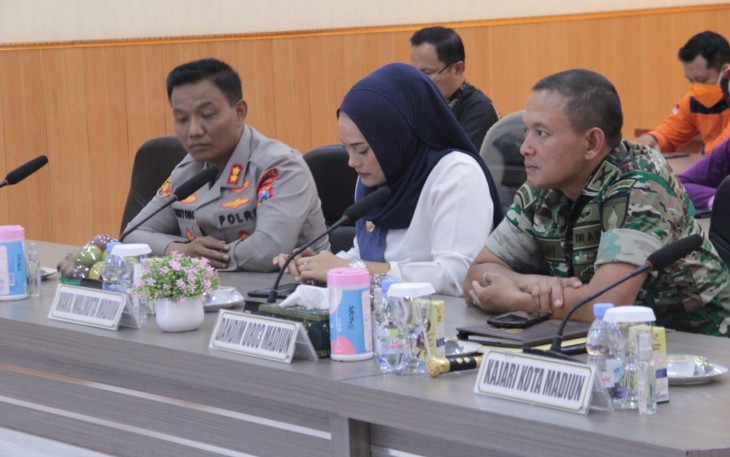 Dandim 0803/Madiun Letkol Inf Meina Helmi saat mengikuti rakor Nataru
