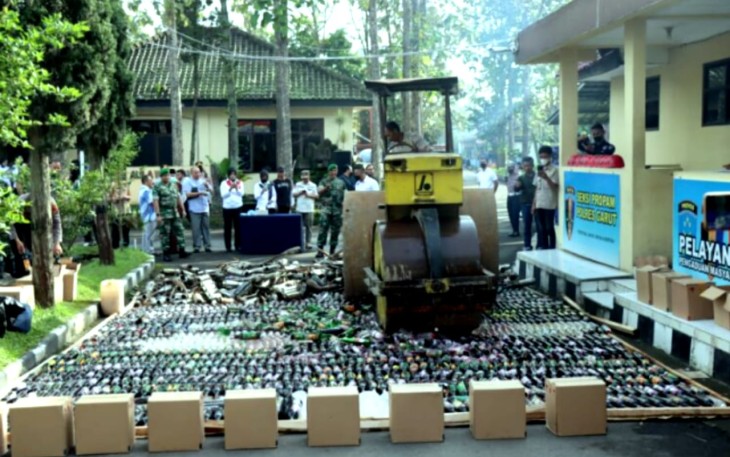 Polres Garut musnahkan ribuan miras hasil operasi pekat Lodaya tahun 2022