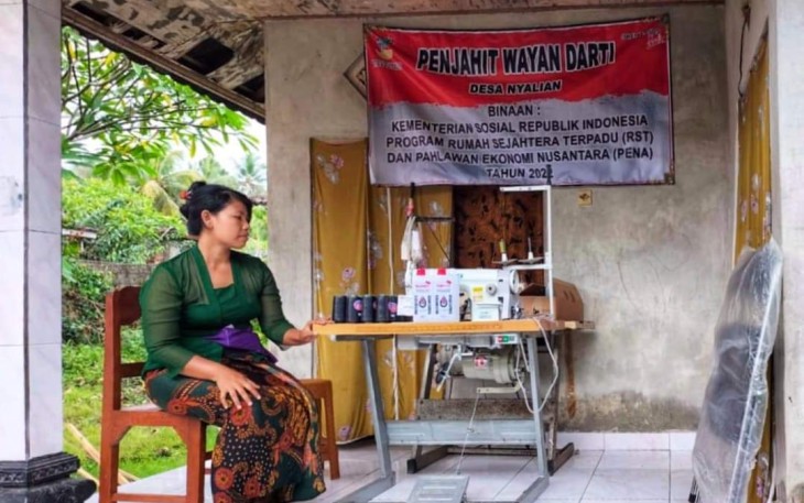 Ni Wayan Darti penerima bantuan RST warga Banjar Kapit Desa Nyaliyan, Kabupaten Klungkung, Bali