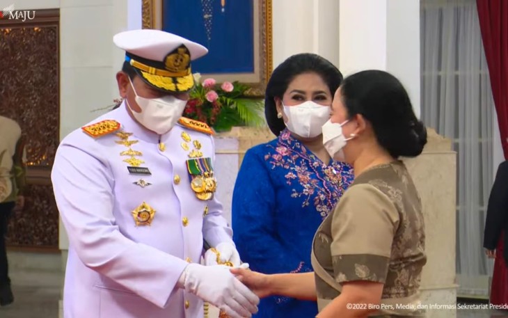 Puan Maharani saat memberikan ucapan selamat Panglima TNI Laksamana Yudo Margono di Istana Merdeka Jakarta, Senin (19/12)