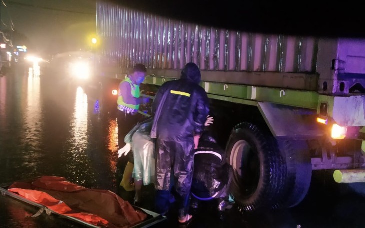 Pasca kejadian, petugas berusaha mengevakuasi korban yang terlindas ban belakang truk.