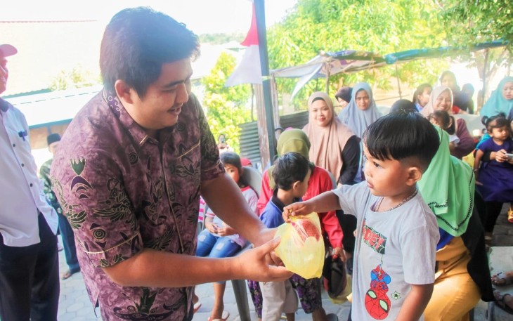Plt Bupati Bintan Roby Kurniawan saat menyerahkan 110 paket makanan tambahan balita dan ibu hamil di Desa Kelong, Rabu (10/08). 