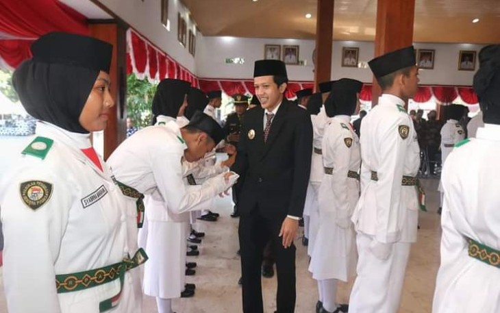 Wakil Bupati Trenggalek, Muhammad Syah Nata Negara, saat mengukuhkan anggota Pengibar Bendera Pusaka di Pendapa Manggala Praja Nugraha, Sabtu (13/8/2022).