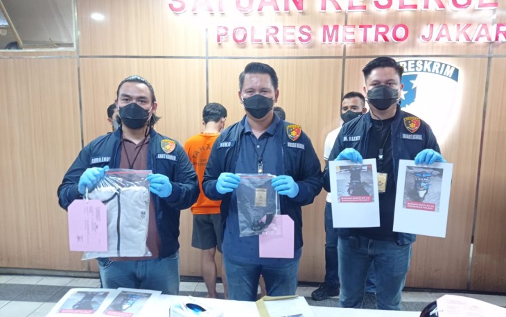 Konferensi Pers barang bukti dan tersangka perampasan, di Gedung Mapolres Jakarta Barat, Selasa (12/4/2022).