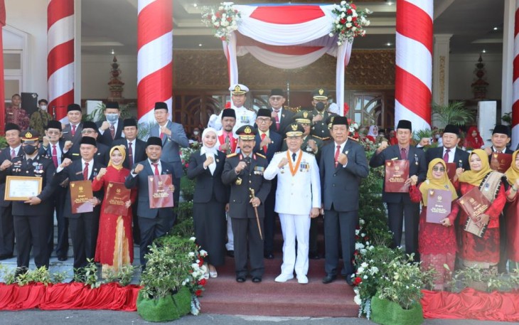 Kapolda Bengkulu Irjen Pol Drs. Agung Wicaksono, M.Si., saat terima penghargaan dari Gubernur Bengkulu
