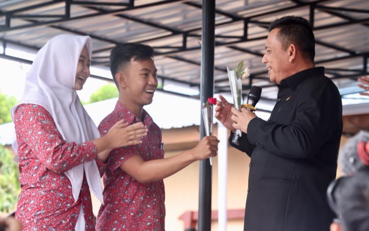Gubernur Kepulauan Riau H. Ansar Ahmad saat disambut para siswa
