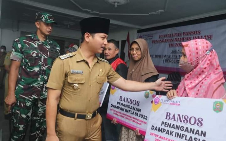 Bupati Trenggalek, Mochamad Nur Arifin bersama Forkopimda, saat menyerahkan bantuan di Desa Sukorejo, Kecamatan Gandusari, Kabupaten Trenggalek, Selasa (6/12/2022).
