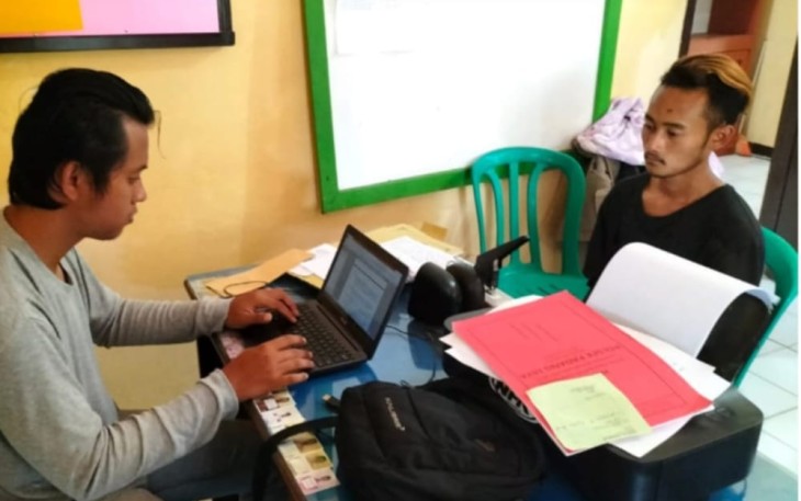 Tersangka saat diperiksa penyidik