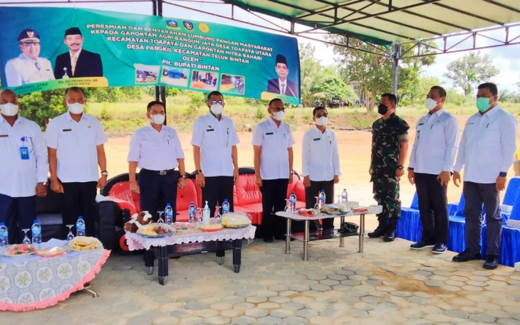 Bertempat di Halaman kantor Desa Toapaya utara, Kecamatan Toapaya, Plt. Bupati Bintan Roby Kurniawan melaui sekda Bintan Edi Prihantara meresmikan gedung Lumbung Penyimpanan kepada Kelompok Tani AGRI Bangun Jaya