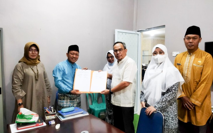 Disdukcapil Kabupaten Bintan saat melakukan penandatanganan Perjanjian Kerjasama dengan rumah sakit RSUD Bintan dan IBI Bintan di Kantor Disdukcapil Bintan, Jum'at (11/11) pagi.