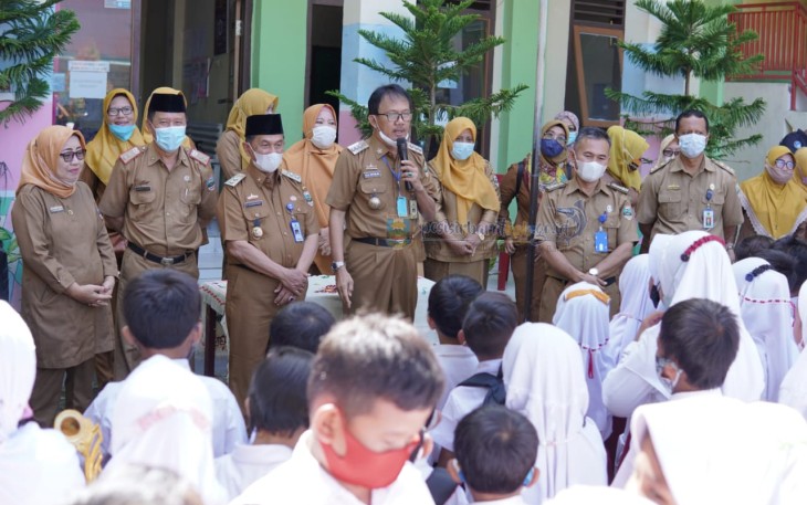 Bupati Pesisir Barat (Pesibar), Agus Istiqlal melakukan kegiatan Monitoring Pelaksanaan Pembelajaran Tatap Muka (PTM) Tahun 2022 di SDN 1 Krui dan SMPN 1 Krui, kecamatan Pesisir tengah, Kabupaten Pesisir Barat